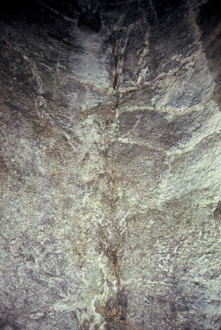 Paroi du puits de secours de Poilvache. Traces d’outil dans la roche calcaire (photo P.-H. Tilmant © SPW-AWaP)