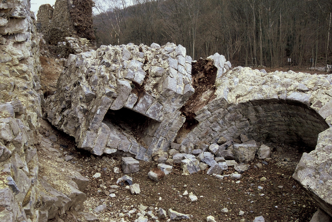 L’intérieur de la partie écroulée de la tour des Bohémiens avec une de ses archères (photo P.-H. Tilmant © SPW-AWaP)