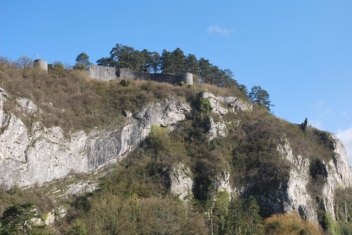 La falaise au pied de la courtine ouest du bourg (photo P.-H. Tilmant © SPW-AWaP)